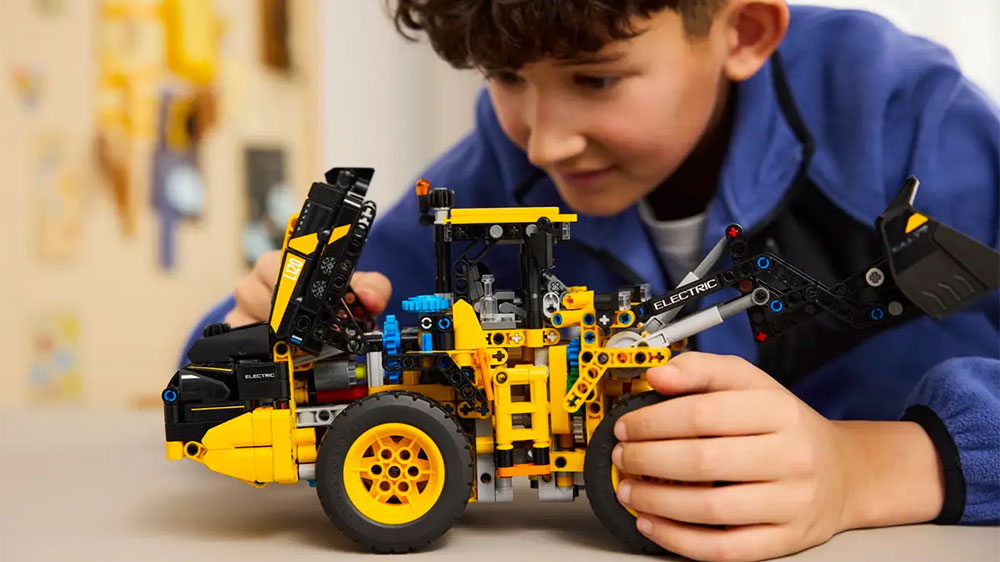 Chlapec hrající si se stavebnicí LEGO® Technic 42209 Kolový nakladač Volvo L120 Electric_03