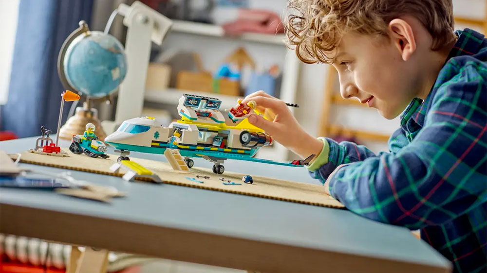 Chlapec hraj&iacute;c&iacute; si se stavebnic&iacute; LEGO&reg; City 60465 Letadlo z&aacute;chran&aacute;řsk&eacute; služby_03