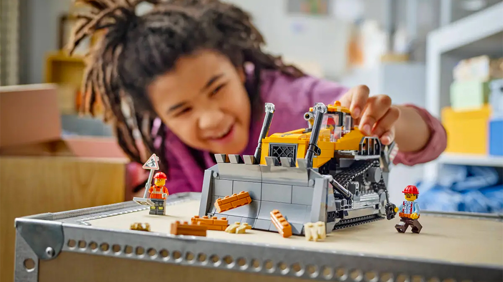 Chlapec hraj&iacute;c&iacute; si se stavebnic&iacute; LEGO&reg; City 60466 Žlut&yacute; buldozer _03