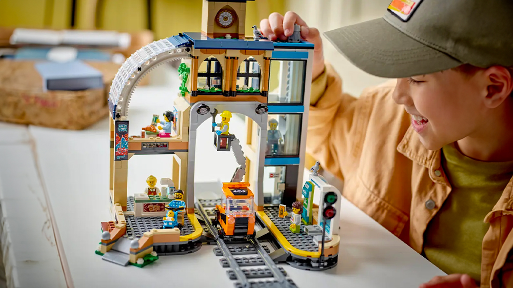 Chlapec hrající si se stavebnicí LEGO® City 60469 Hlavní vlakové nádraží_03