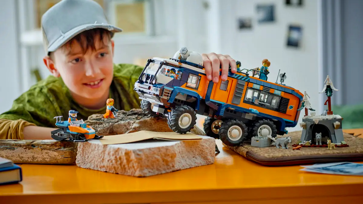 Chlapec hrající si se stavebnicí LEGO® City 60471 Nákladní auto s laboratoří pro průzkumníky Arktidy_03