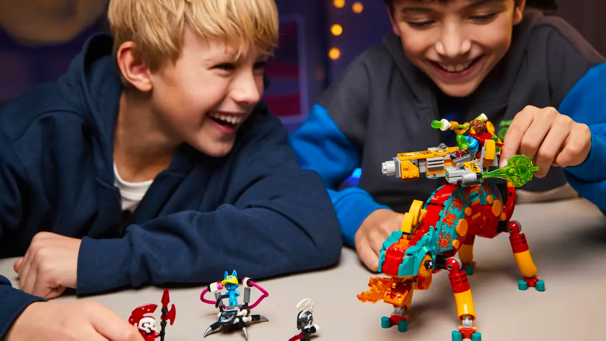 Dva kluci se stavebnicí LEGO® DREAMZzz™ 71492 Mateo a jeho ohnivý chameleon_03