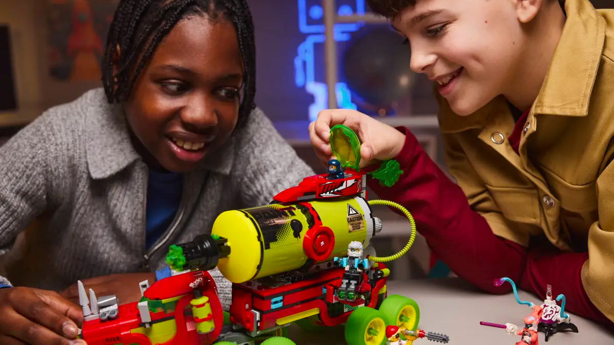 Dva kluci se stavebnicí LEGO® DREAMZzz™ 71499 Mateovo vozidlo v podobě barvy ve spreji_03