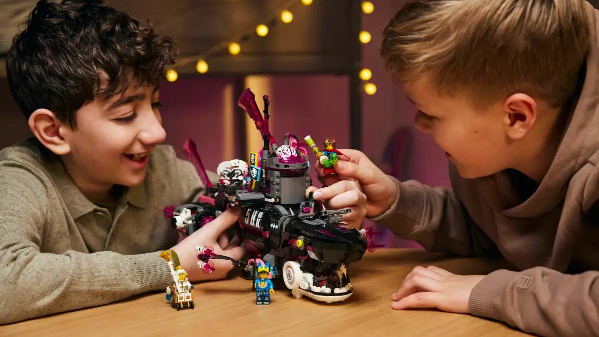 Dva kluci se stavebnicí LEGO® DREAMZzz™ 71500 Žraločkoponorka z nočních můr_03