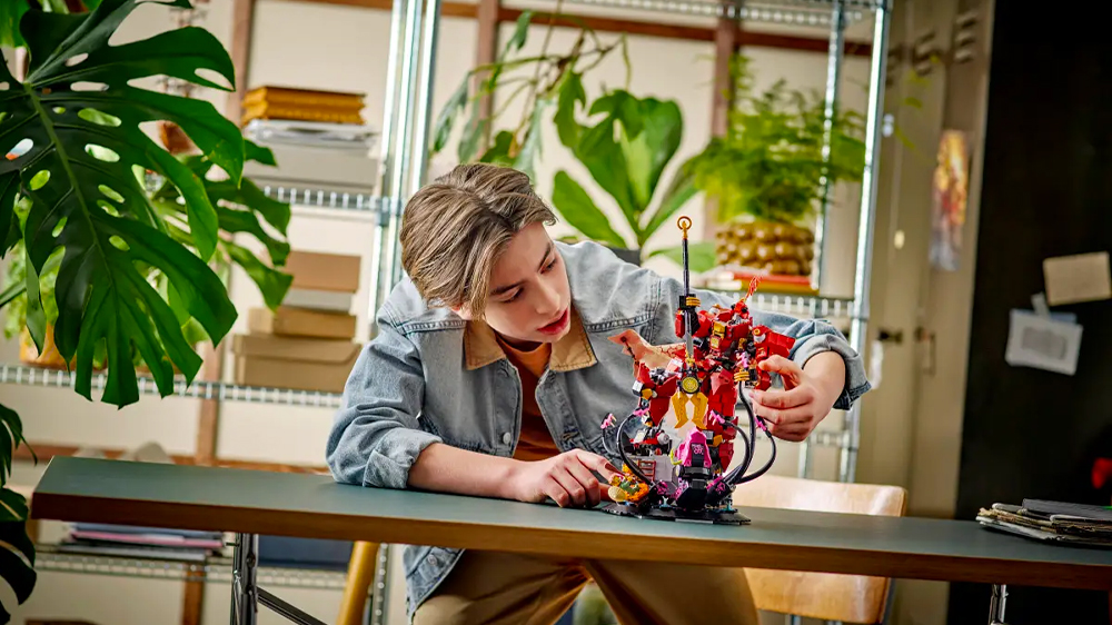 Mladík se stavebnicí LEGO® Ninjago® 71846 Robot Ohnivého rytíře_03