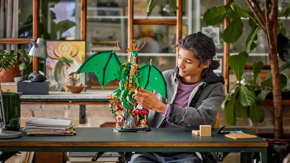 Chlapec si hraje se stavebnicí LEGO® NINJAGO® 71847 Strážný drak_03