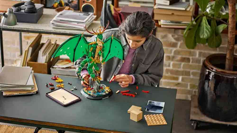Chlapec si hraje se stavebnicí LEGO® NINJAGO® 71847 Strážný drak_04