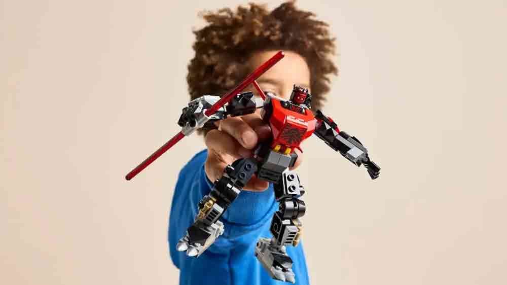 D&iacute;tě si hraje se stavebnic&iacute; LEGO&reg; Star Wars&trade; 75411 Darth Maul&trade; a jeho robotick&yacute; oblek_03