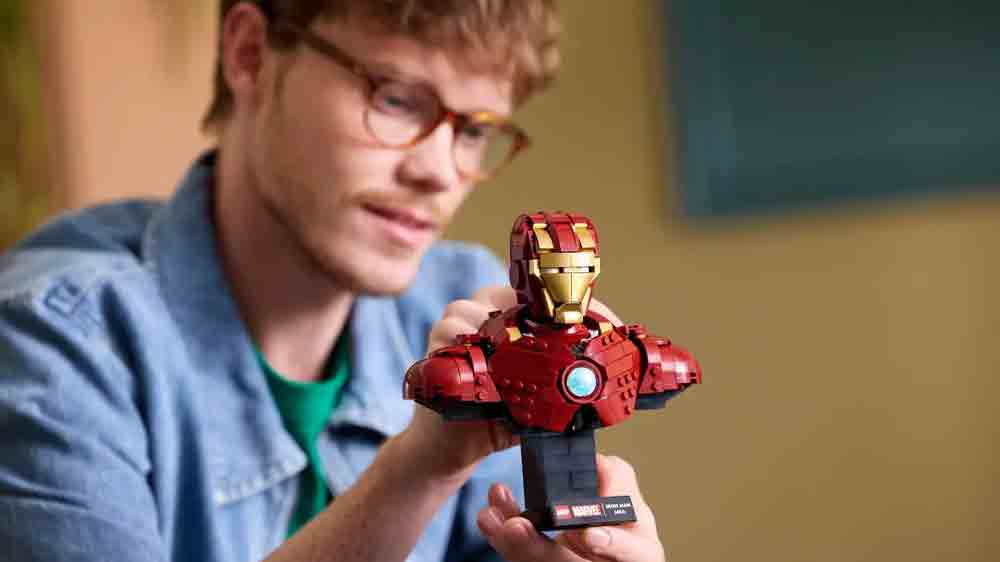 Mlad&yacute; muž drž&iacute; sestaven&yacute; model ze stavebnice LEGO&reg; Marvel&reg; 76327 Busta Iron Man MK4_02