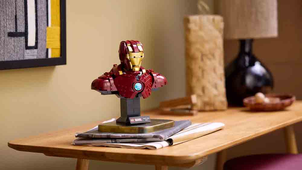 Stavebnice LEGO&reg; Marvel&reg; 76327 Busta Iron Man MK4 vystaven&aacute; na stole_03