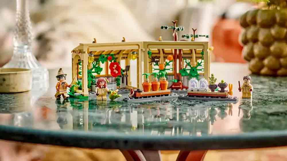 Stavebnice LEGO® Harry Potter™ 76445 Bradavický hrad: Hodina bylinkářství_02