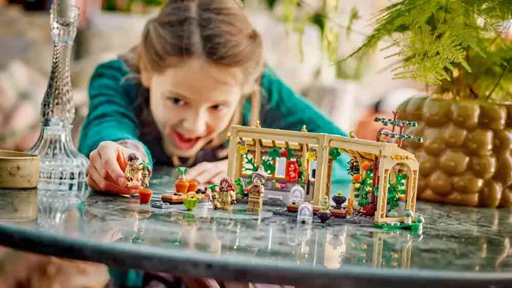 Dítě si hraje se stavebnicí LEGO® Harry Potter™ 76445 Bradavický hrad: Hodina bylinkářství_03