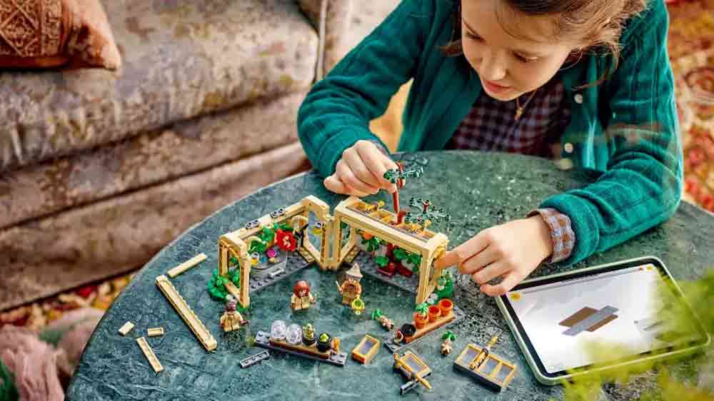 Dítě si hraje se stavebnicí LEGO® Harry Potter™ 76445 Bradavický hrad: Hodina bylinkářství_04“