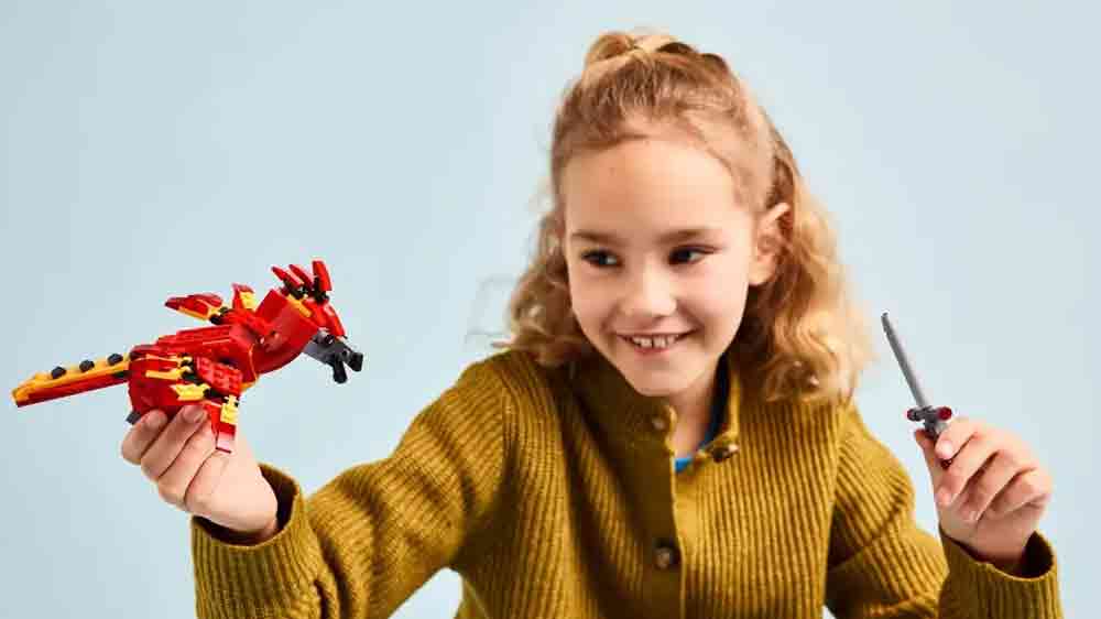 Dítě si hraje se stavebnicí LEGO® Harry Potter™ 76448 Fawkes: Brumbálův fénix_03