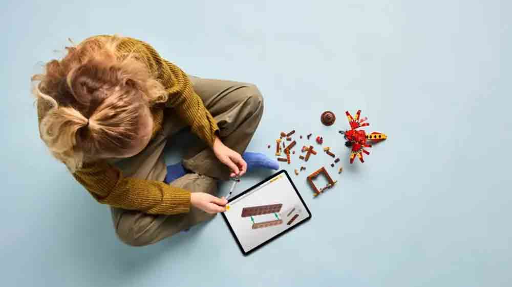 Dítě si hraje se stavebnicí LEGO® Harry Potter™ 76448 Fawkes: Brumbálův fénix_04