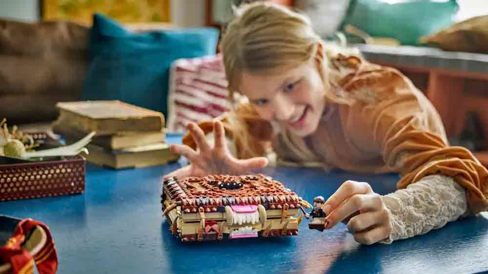 D&iacute;tě si hraje se stavebnic&iacute; LEGO&reg; Harry Potter&trade; 76449 Hryzaj&iacute;c&iacute; kniha Obludn&eacute; oblud&aacute;rium_04