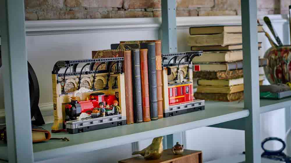 Stavebnice LEGO® Harry Potter™ 76450 Knižní zarážka: Spěšný vlak do Bradavic v knihovně_02