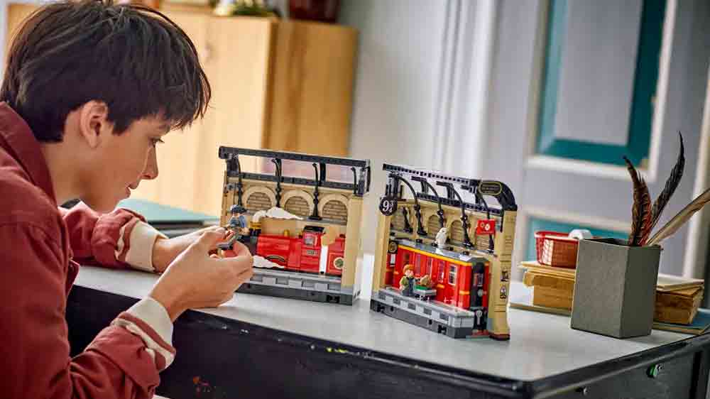 Chlapec si hraje se stavebnicí LEGO® Harry Potter™ 76450 Knižní zarážka: Spěšný vlak do Bradavic_03