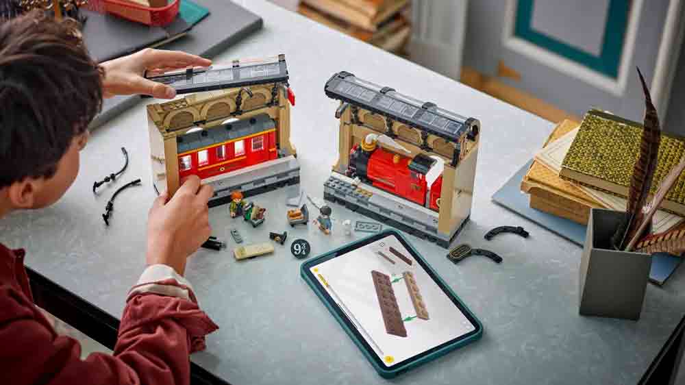 Chlapec si hraje se stavebnicí LEGO® Harry Potter™ 76450 Knižní zarážka: Spěšný vlak do Bradavic_04