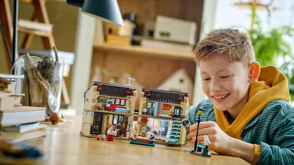 Kluk si hraje se stavebnicí LEGO® Harry Potter™ 76451 Zobí ulice: Návštěva tety Marge_03