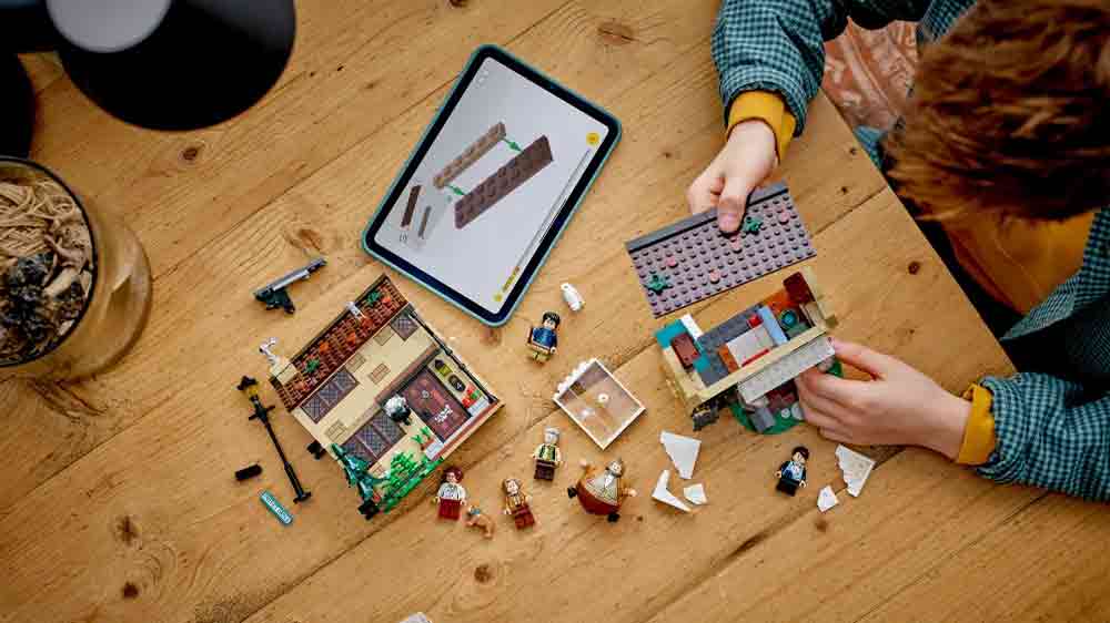 Kluk si hraje se stavebnicí LEGO® Harry Potter™ 76451 Zobí ulice: Návštěva tety Marge_04