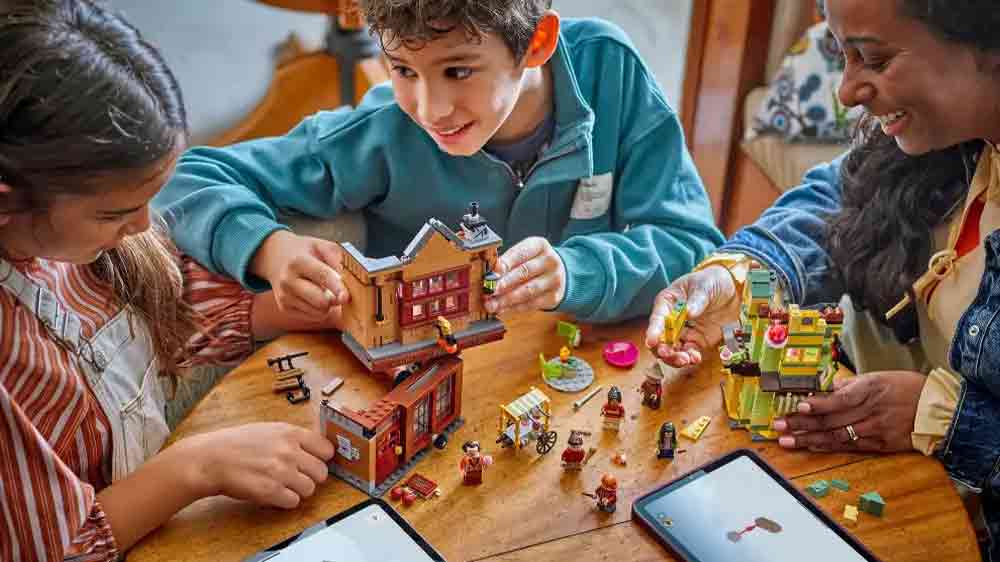 Děti si hrají se stavebnicí LEGO® Harry Potter™ 76452 Prvotřídní potřeby pro famfrpál a zmrzlinářství_04