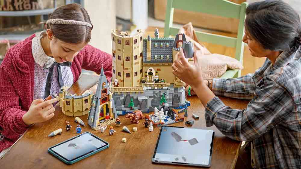 Děti si hrají se stavebnicí LEGO® Harry Potter™ 76454 Bradavický hrad: Hlavní věž_03