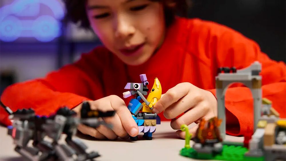 Chlapec si hraje se stavebnicí LEGO® Fortnite® 77075 Peely a Sparkplug a jejich tábořiště_03