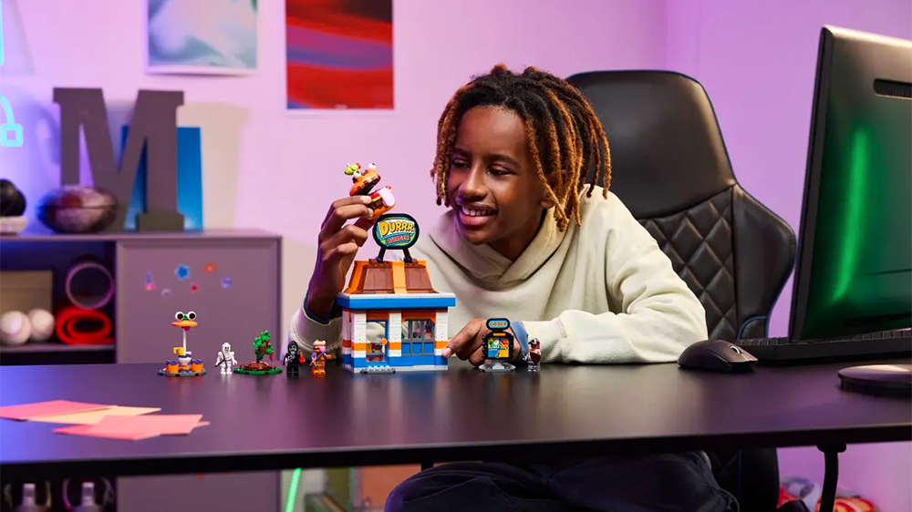 Chlapec si hraje se stavebnic&iacute; LEGO&reg; Fortnite&reg; 77076 Restaurace Durrr Burger_03