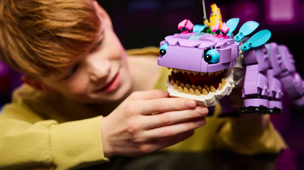 Chlapec si hraje se stavebnicí LEGO® Fortnite® 77077 Klombo_03