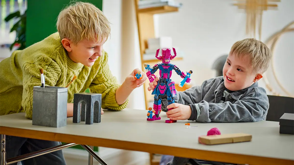 Chlapci hrající si se stavebnicí LEGO® Marvel 76316 Fantastická čtyřka vs. sestavitelná figurka Galactuse_03