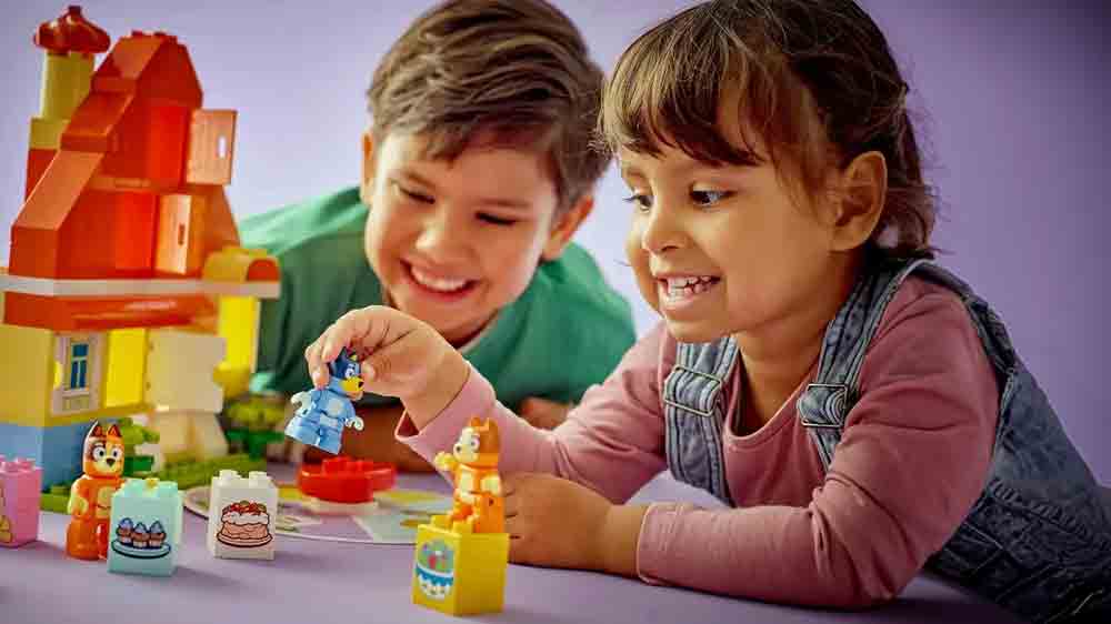 Chlapec a holčička si hrají se stavebnicí LEGO® DUPLO® 10459 Dům Bluey a paměťová hra_02