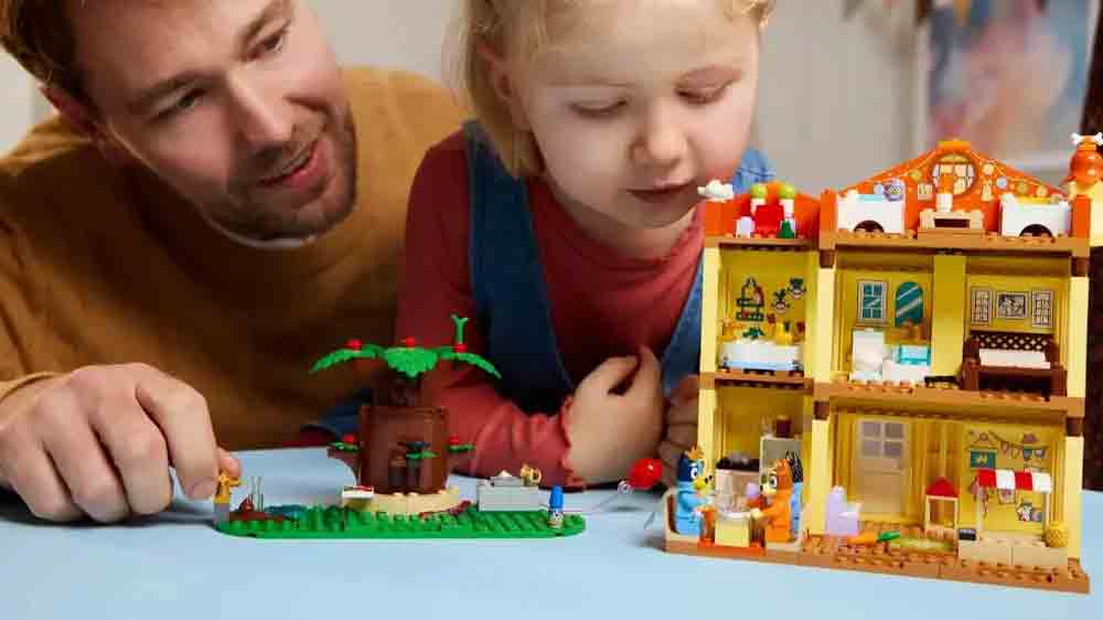 Mal&aacute; d&iacute;vka s mužem si hraj&iacute; se stavebnic&iacute; LEGO&reg; Bluey 11203 Bluey a jej&iacute; rodinn&yacute; dům_02