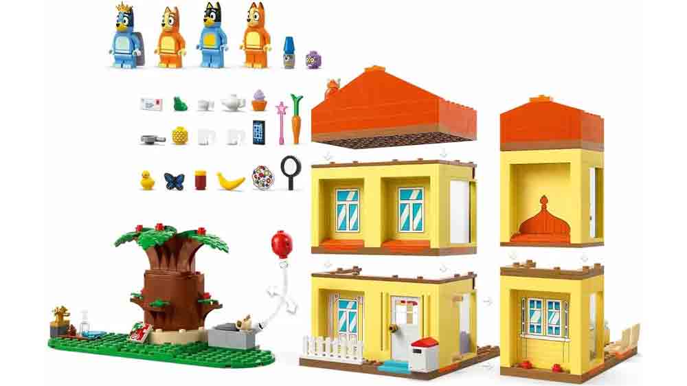Rozdělen&eacute; m&iacute;stnosti domku, zahr&aacute;dka a minifigurky s doplňky ze stavebnice LEGO&reg; Bluey 11203 Bluey a jej&iacute; rodinn&yacute; dům_03