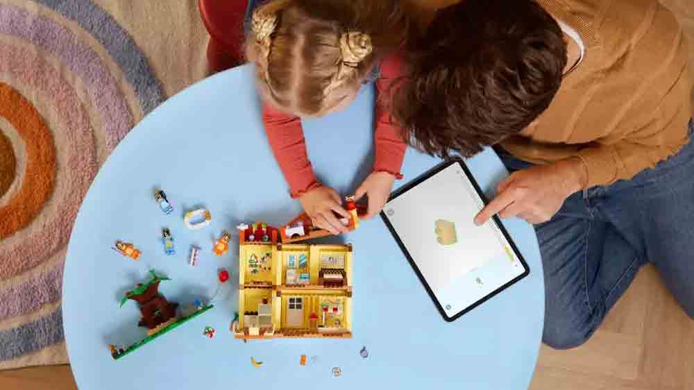 Mal&aacute; d&iacute;vka a muž sestavuj&iacute; stavebnici LEGO&reg; Bluey 11203 Bluey a jej&iacute; rodinn&yacute; dům s pomoc&iacute; aplikace LEGO&reg; Builder v tabletu_04