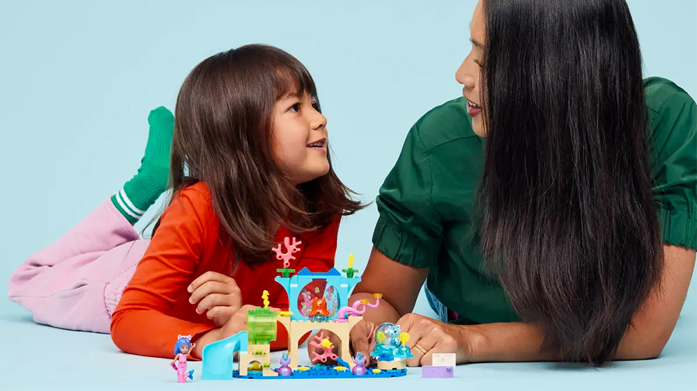 Maminka s dcerkou u stavebnice LEGO® Gábinin kouzelný domek 11204 Dobrodružství v akváriu mořské víly Gábi_03