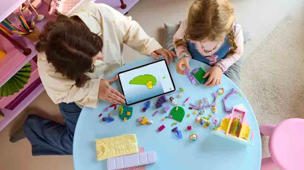 Mama a dc&eacute;ra stavaj&uacute; stavebnicu LEGO&reg; Gabinin Čarovn&yacute; dom 11205 Cukrov&aacute; hora a mačacia z&aacute;hrada pomocou aplik&aacute;cie v tablete_04