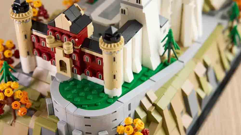 Detailní pohled na část zámku Neuschwanstein ze stavebnice LEGO® Architecture 21063_03