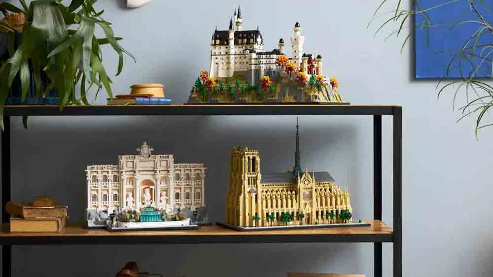 Model zámku Neuschwanstein ze stavebnice LEGO® Architecture 21063 vystavený na polici nad dalšími modely staveb ze stejné řady_04