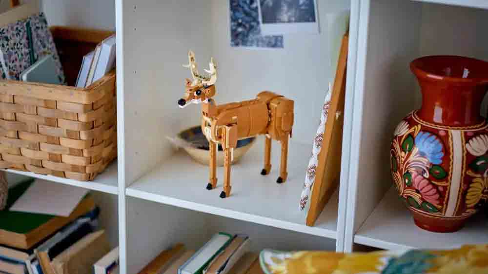 Na polici vystaven&yacute; srnec zo stavebnice LEGO&reg; Creator 3 v 1 31166 Kr&aacute;sny k&ocirc;ň_02