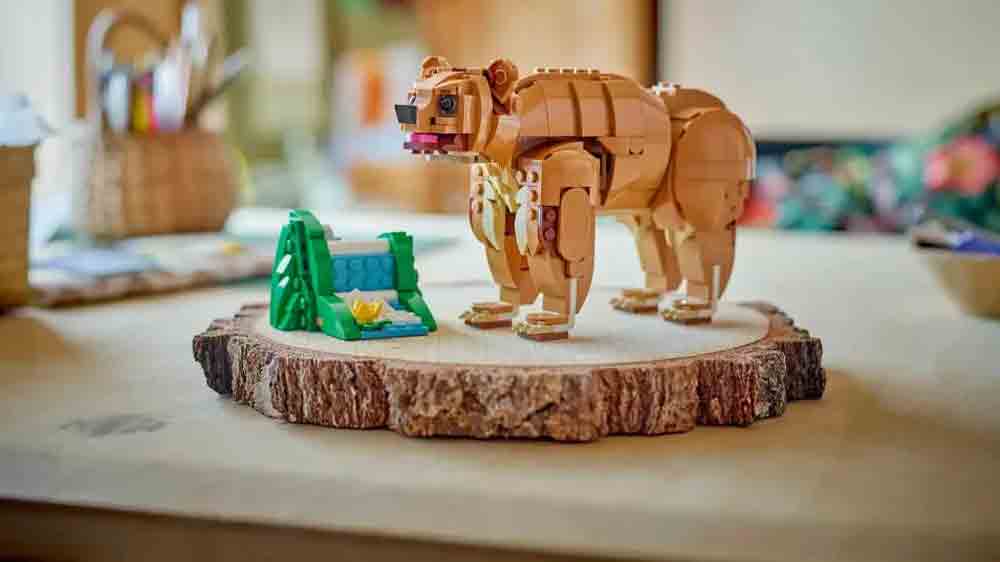 Medveď s mal&yacute;m zostaven&yacute;m vodop&aacute;dom zo stavebnice LEGO&reg; Creator 3 v 1 31166 Kr&aacute;sny k&ocirc;ň_03