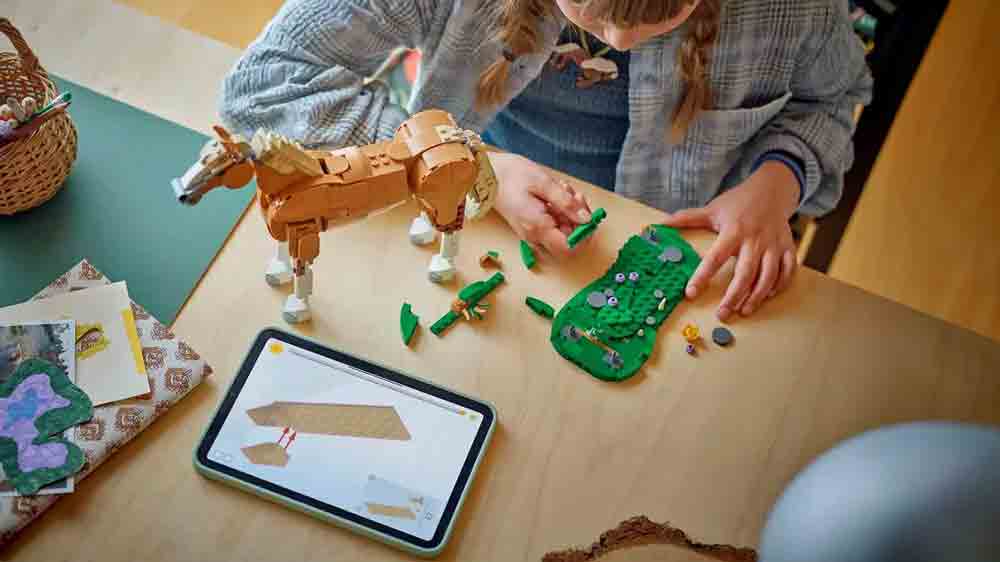 Dievča zostavuje model koňa zo stavebnice LEGO&reg; Creator 3v1 (31166) s pomocou interakt&iacute;vnej aplik&aacute;cie v tablete_04