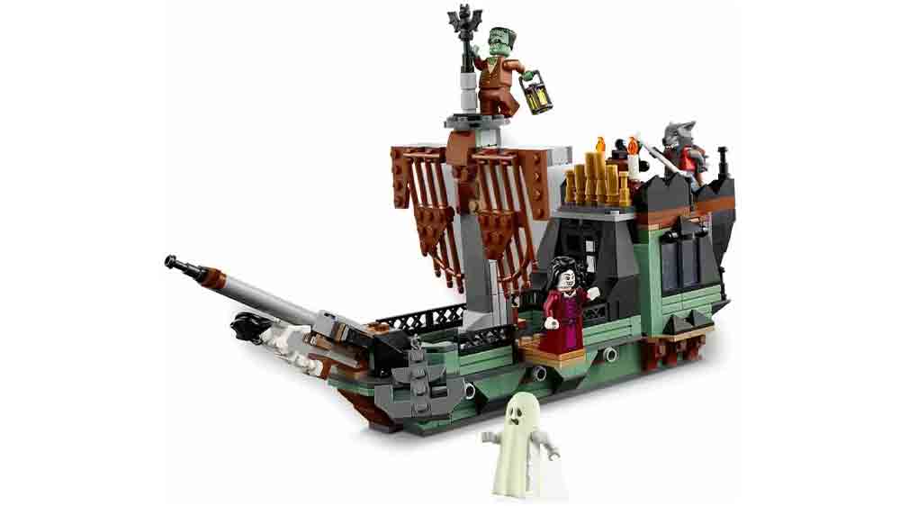 Model lodi s minifigurkami ze stavebnice LEGO® Creator 3 v 1 31167 Strašidelný dům_02