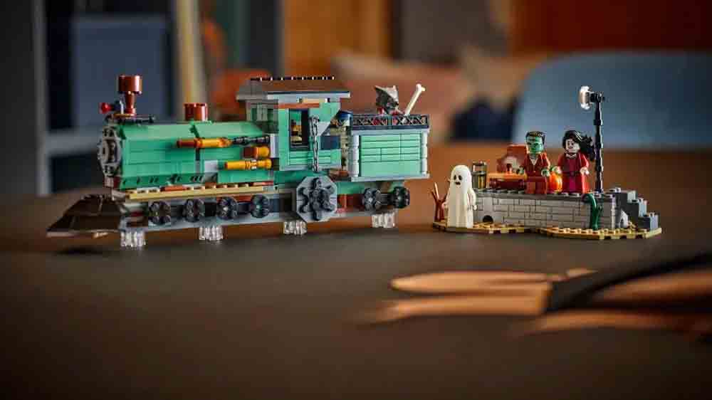 Model vlaku s nástupištěm a minifigurkami ze stavebnice LEGO® Creator 3 v 1 31167_04