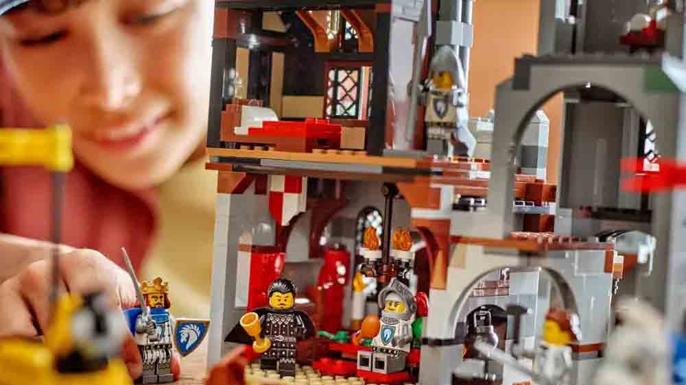 Usmívající se chlapec si hraje se stavebnicí LEGO® Creator 3 v 1 31168 Středověký hrad a rytíři na koních_03