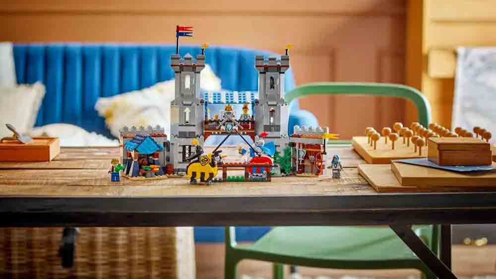 Stavebnice LEGO® Creator 3 v 1 31168 Středověký hrad a rytíři na koních vystavená na stole_04