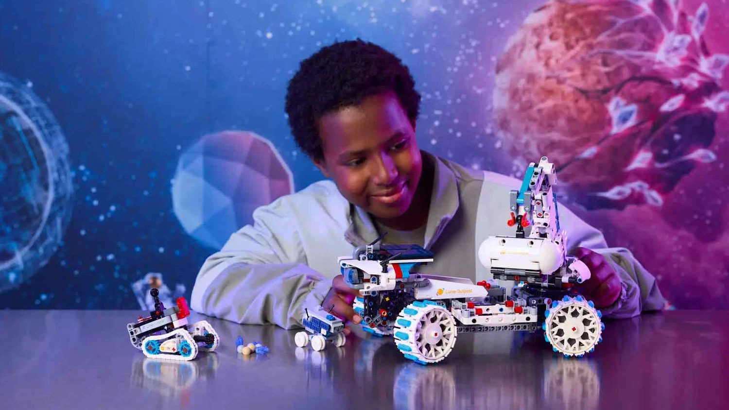 Chlapec se stavebnicí LEGO® Technic 42211 Lunární rover Lunar Outpost™_04