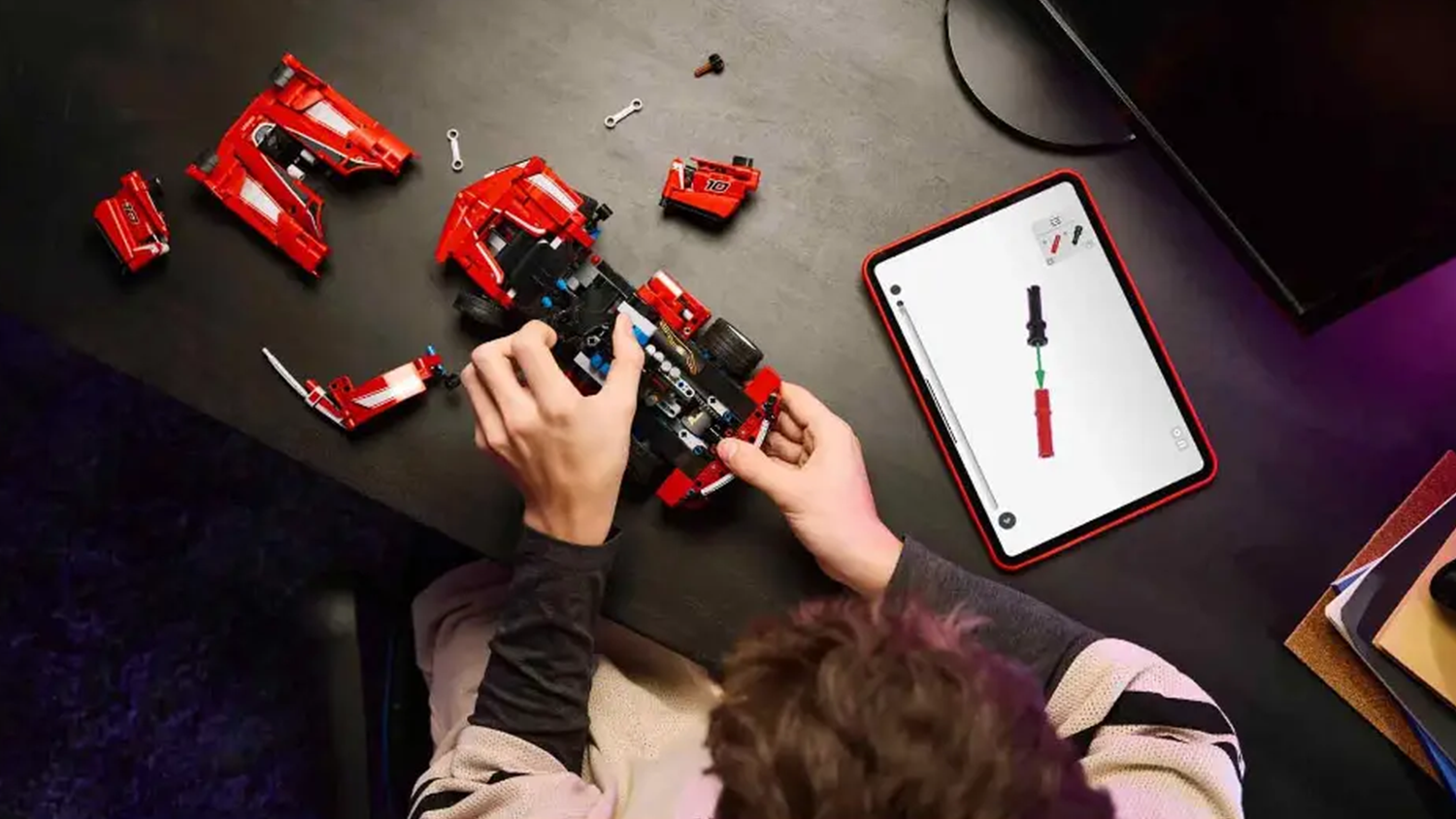 Chlapec zostavuje stavebnicu LEGO&reg; Technic 42212 Ferrari FXX K s pomocou aplik&aacute;cie LEGO&reg; Builder v tablete_04