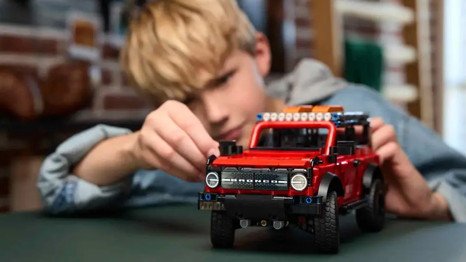 Chlapec sa hrá so stavebnicou LEGO® Technic 42213 SUV Ford Bronco®_02