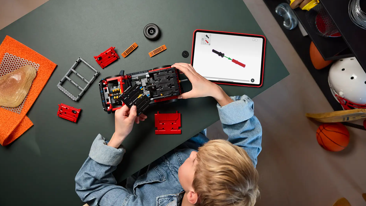 Chlapec zostavuje stavebnicu LEGO® Technic 42213 SUV Ford Bronco® s pomocou aplikácie LEGO® Builder v tablete_04